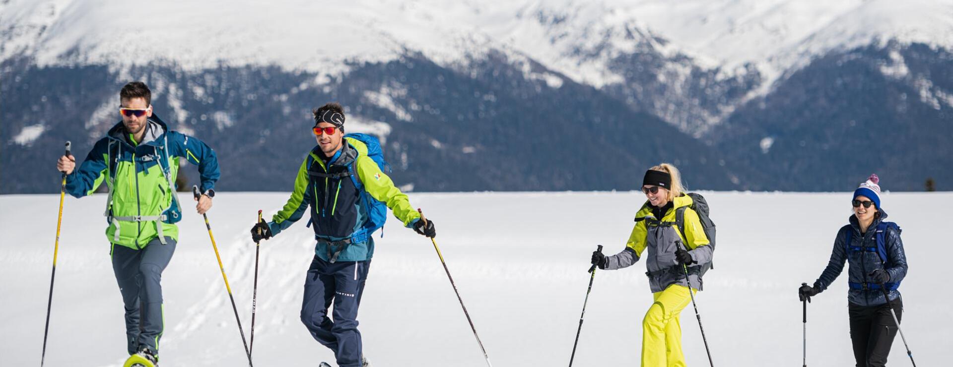 Vier Personen beim Schneeschuhwandern
