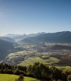 Blick auf Bruneck im Sommer