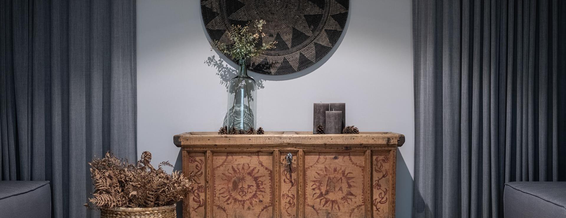 Eine antike Kommode im Hotel Ander