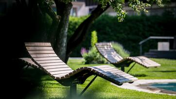 Sun loungers in the garden of the hotel Ander