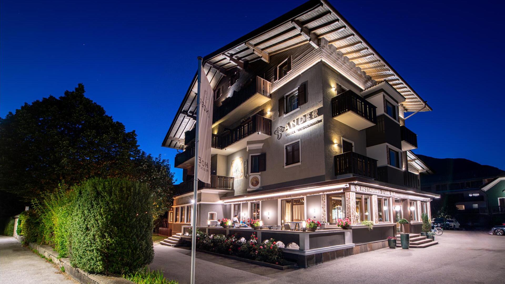 Hotel Ander im Nachtlicht