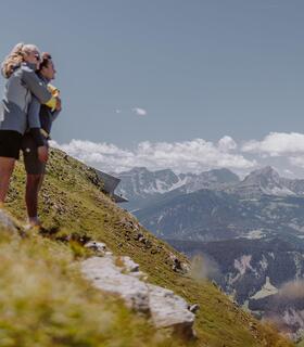 kronplat-ausblick-berg-paar