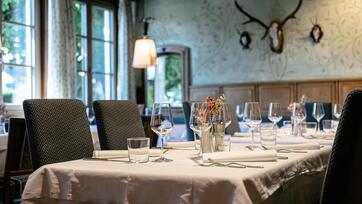 Un tavolo apparecchiato nel ristorante Ander Stube